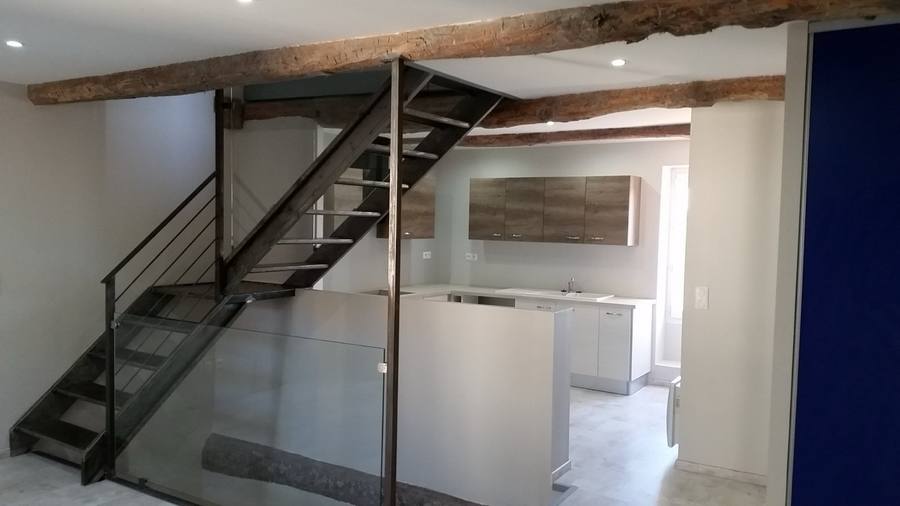 Escalier métal loft poutres apparentes cuisine