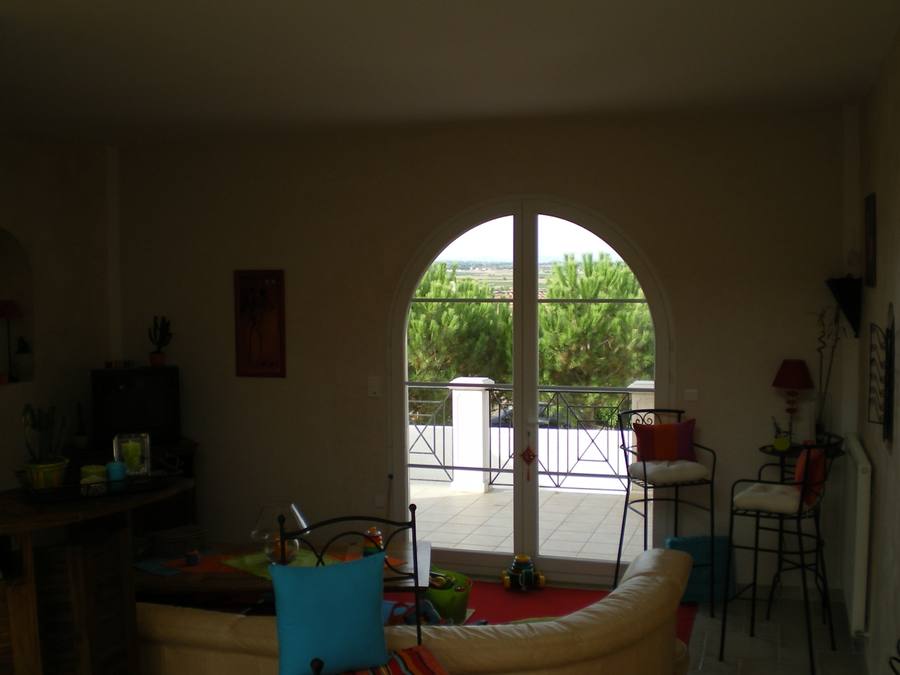Porte fenêtre cintrée vue terrasse panoramique