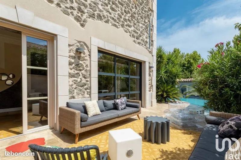 Baies vitrées maison pierre piscine