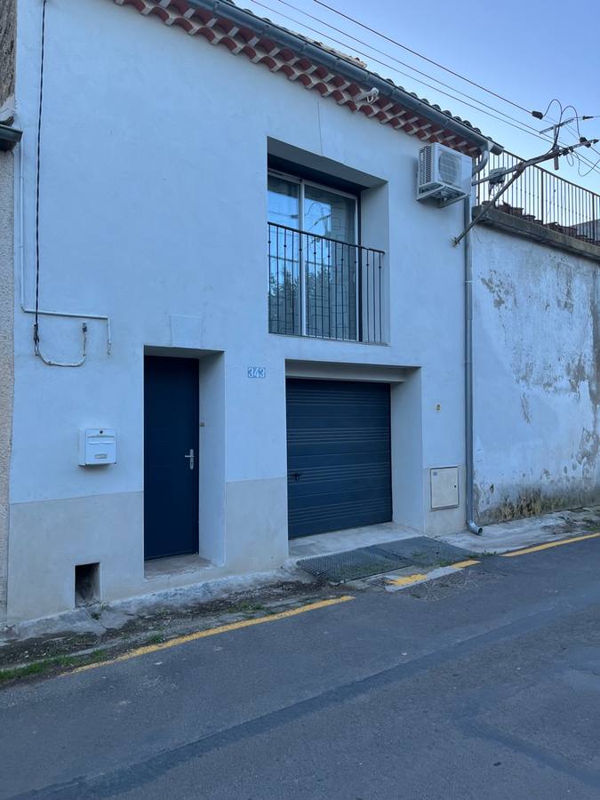 Façade rénovée porte bleue garage