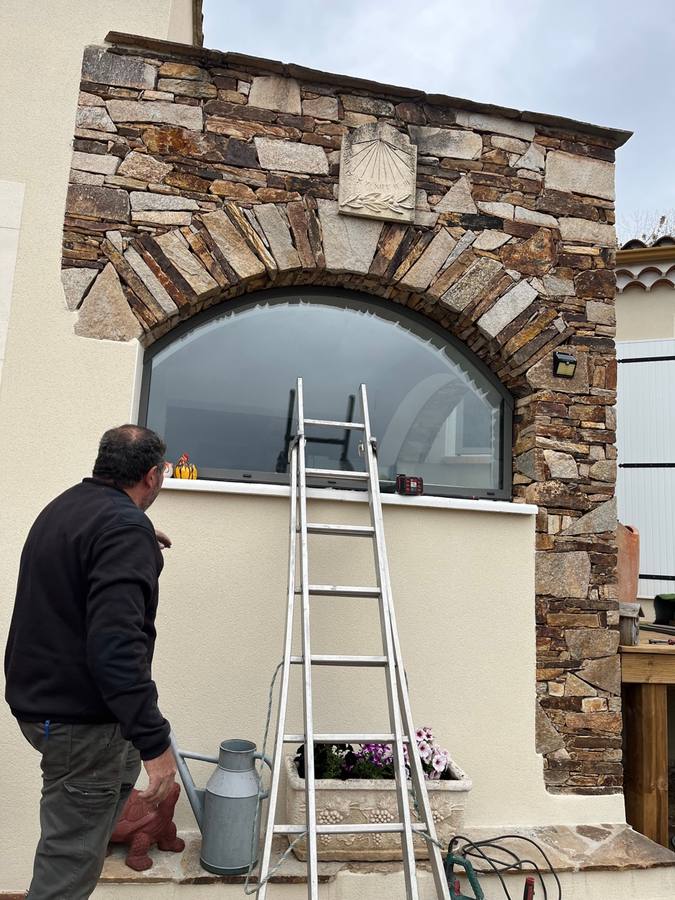 Fenêtre cintrée arc en pierre