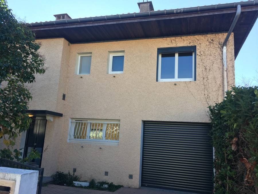 Façade maison rénovée fenêtres PVC