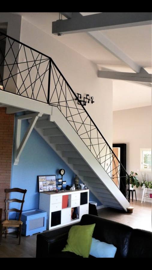 Escalier métal garde-corps géométrique