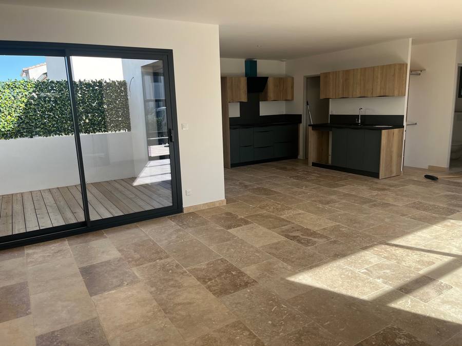 Baie coulissante anthracite cuisine ouverte terrasse