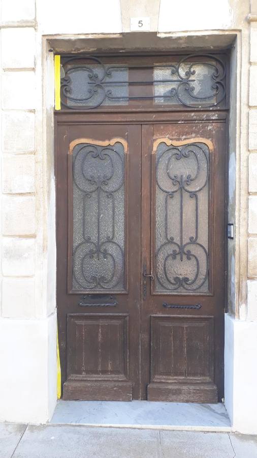 Porte ancienne haussmannienne avec ferronnerie avant rénovation