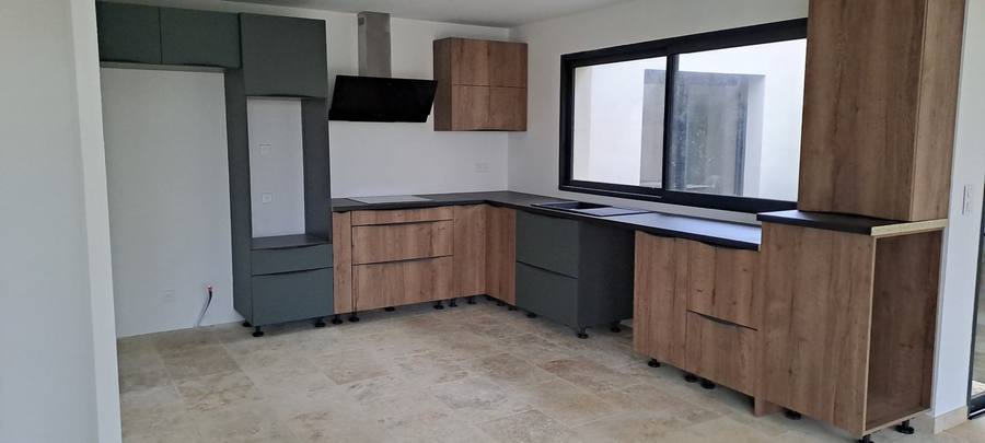 Cuisine équipée sur mesure bois et anthracite